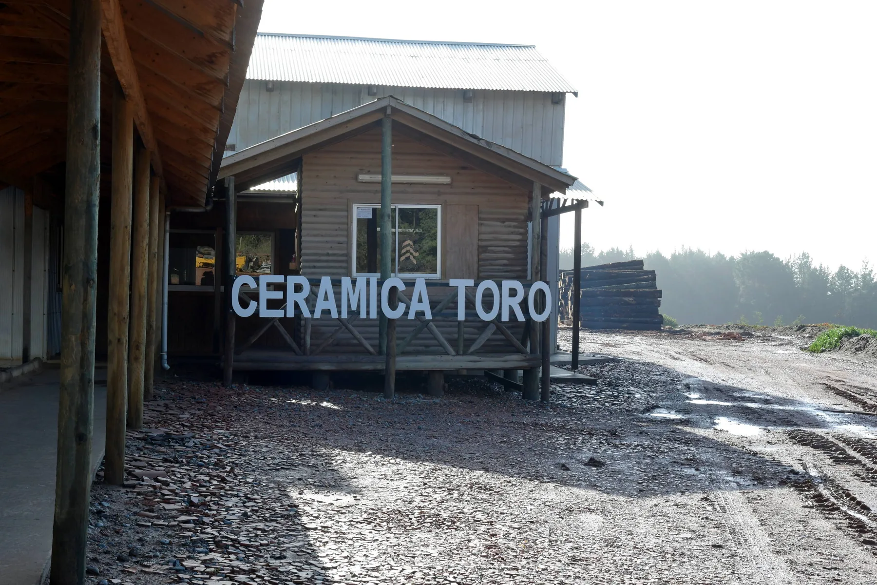 Entrada de la fábrica de Cerámica Toro en Chanco