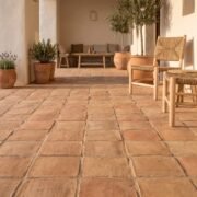 terraza exterior con piso de barro instalado en exterior