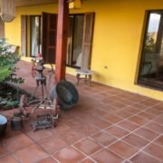 casa de estilo colonial con piso de arcilla natural