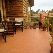 terraza con piso de arcilla natural