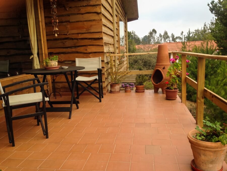 terraza con piso de arcilla natural